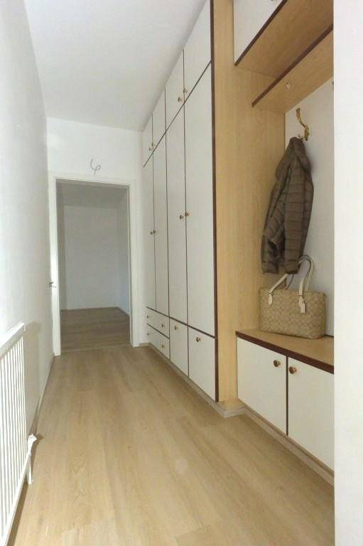 Flur mit praktischen Einbauschränken und Garderobe, bietet viel Stauraum.