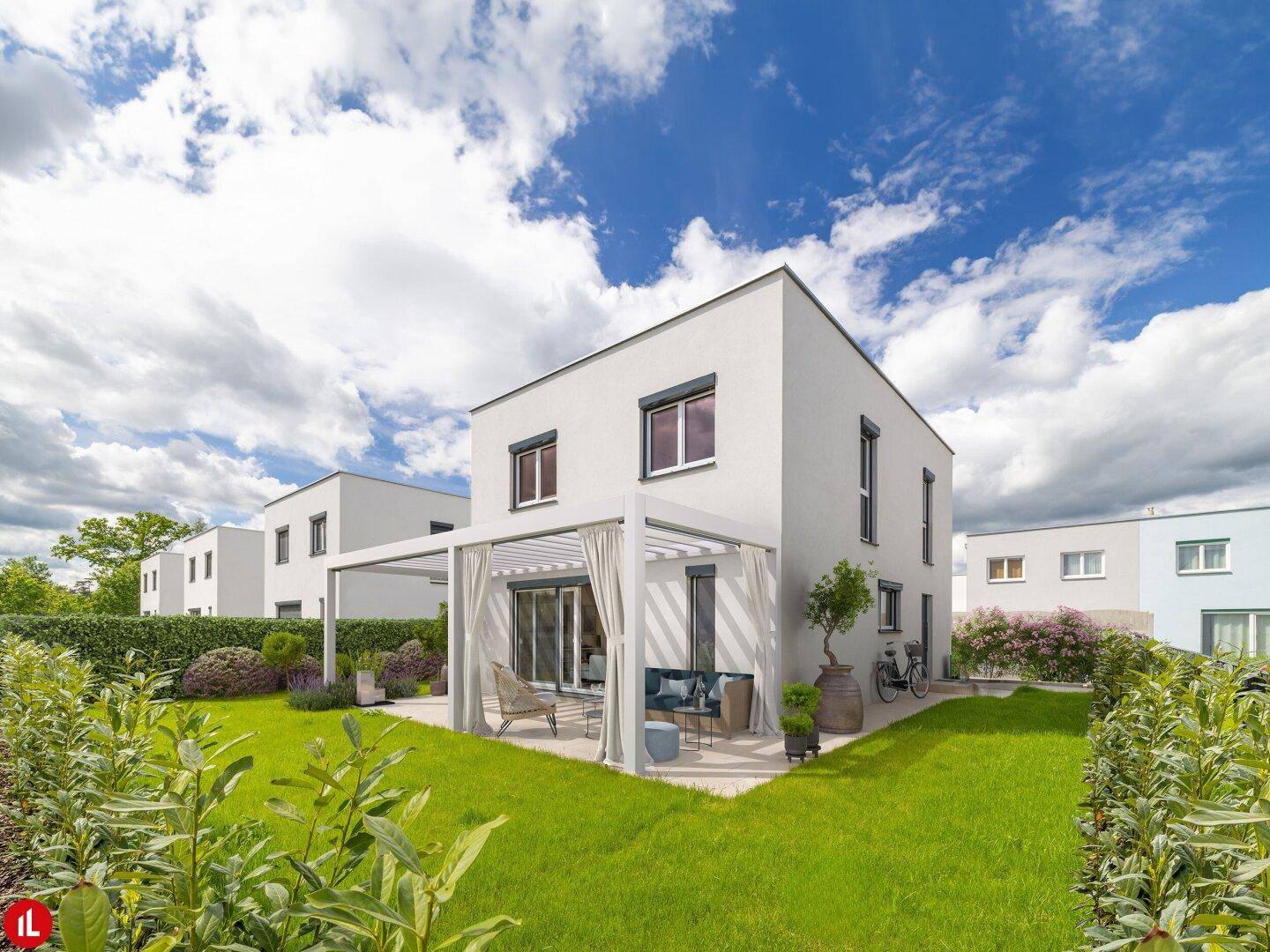 Modernes Einfamilienhaus mit gepflegtem Garten, Rasenfläche und überdachter Terrasse mit Pergola.