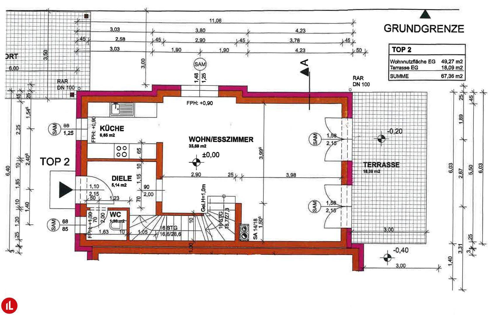 Grundriss des Erdgeschosses mit offener Küche, Wohn-/Essbereich und Terrasse.