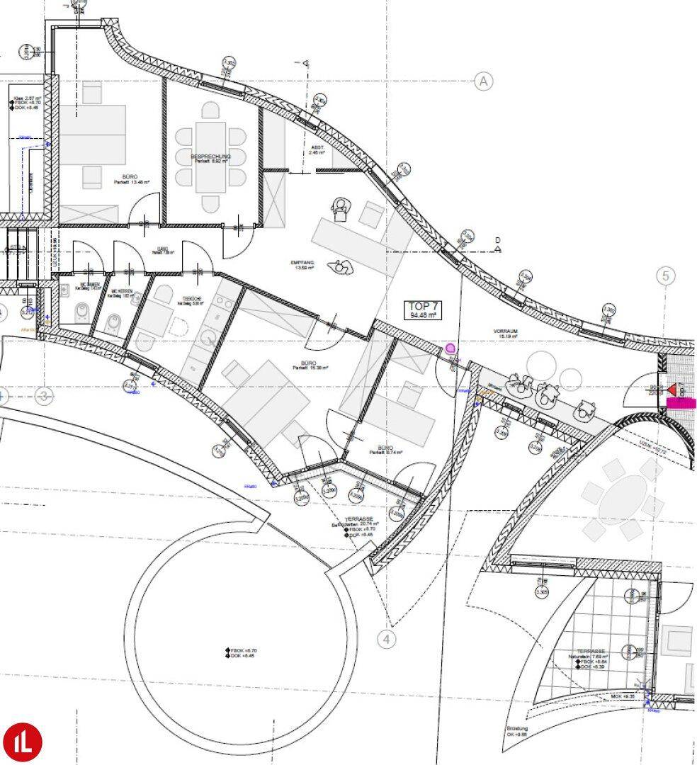 Detaillierter Grundriss mit geschwungenen Wänden, mehreren Räumen und angrenzenden Terrassenbereichen.