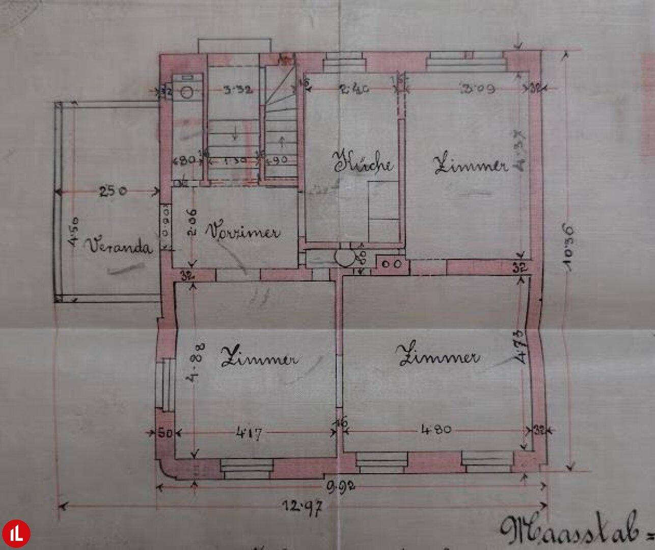 Historischer Grundriss zeigt Vorzimmer, Küche, Zimmer und eine Veranda im Erdgeschoss.