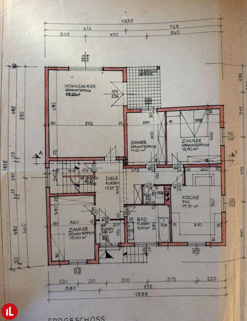 Grundriss des Erdgeschosses mit Wohnzimmer, Küche, Bad und Terrasse.
