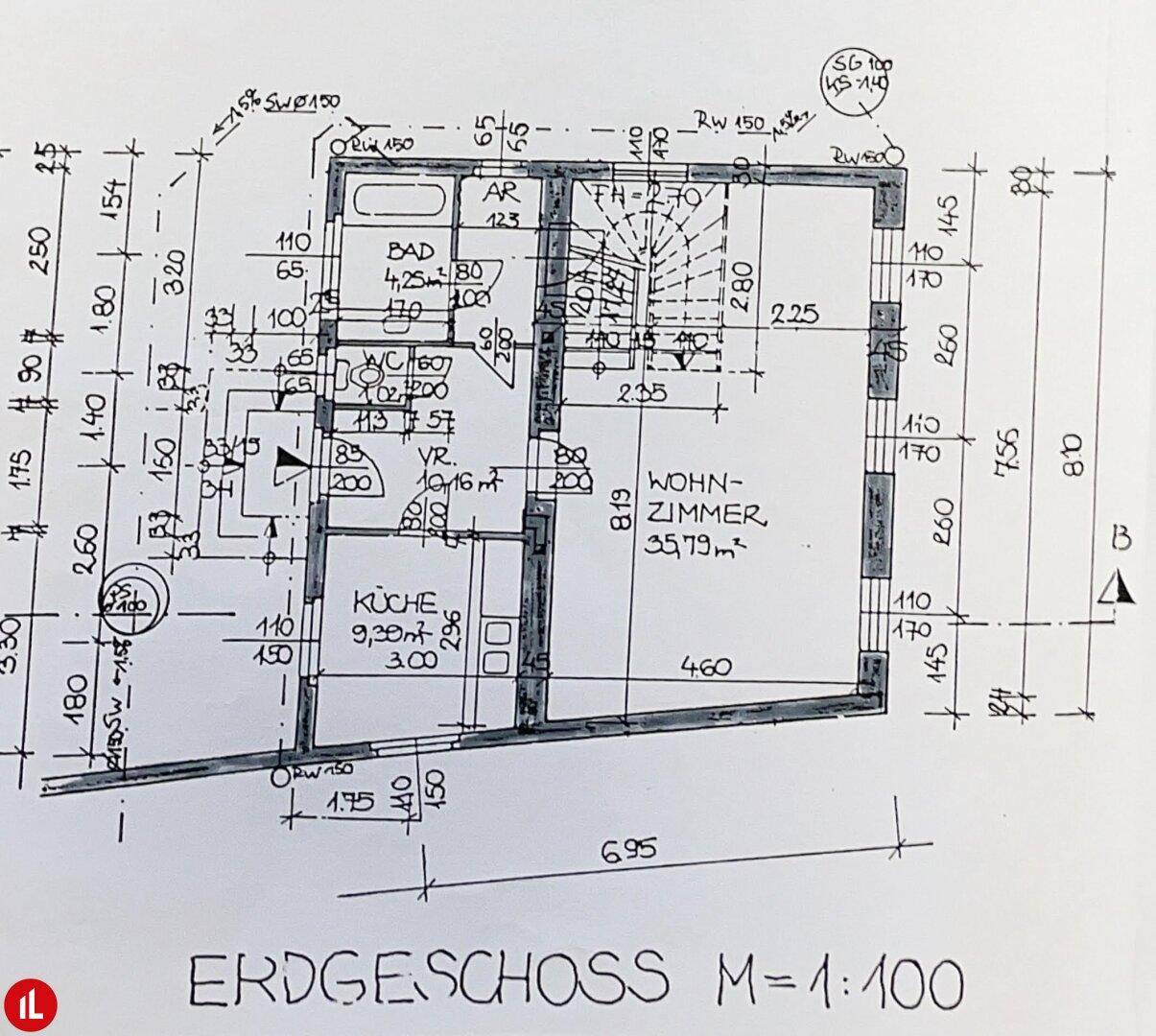 Grundriss des Erdgeschosses mit Wohnzimmer, Küche, Bad und WC.