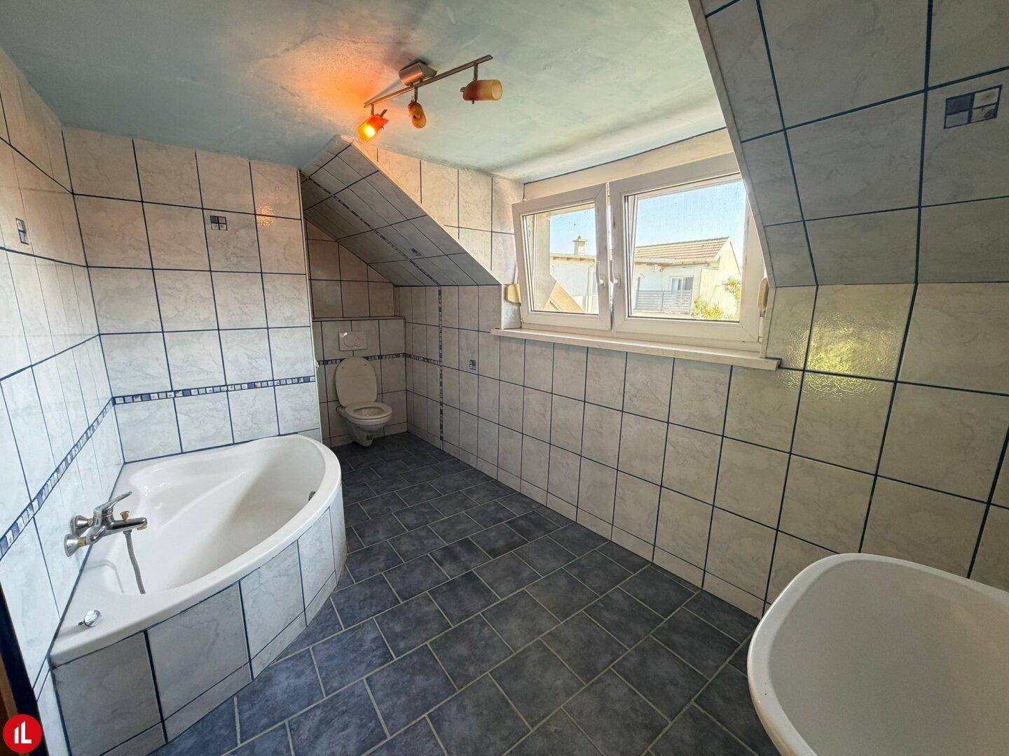 Großzügige Liegenschaft auf 775 m² Eckgrundstück | viel Platz, Nebengebäude &amp; Entwicklungspotenzial - Ansicht 5