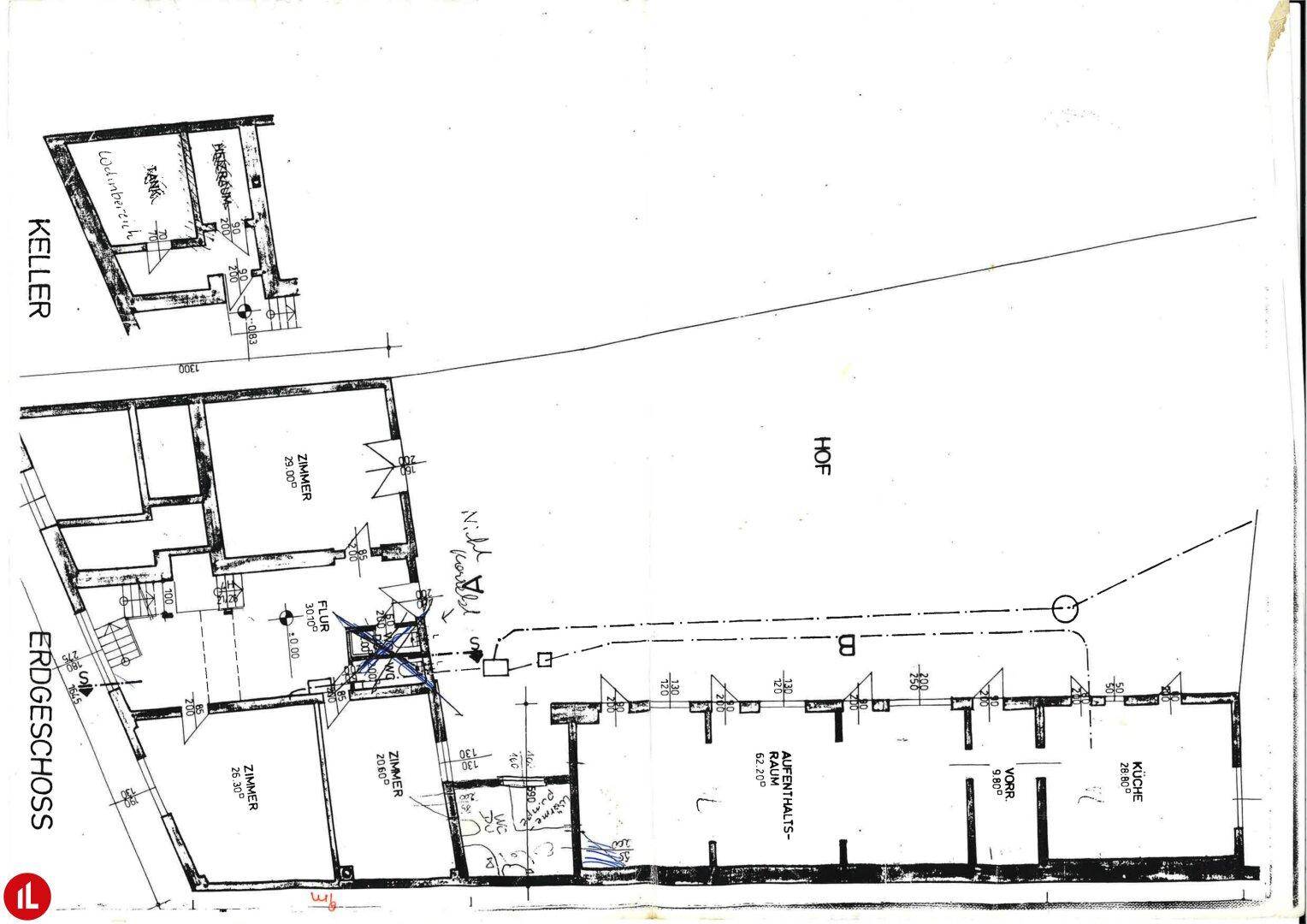 Gesamtgrundriss des Erdgeschosses, Kellers und eines langen Gebäudes am Hof.