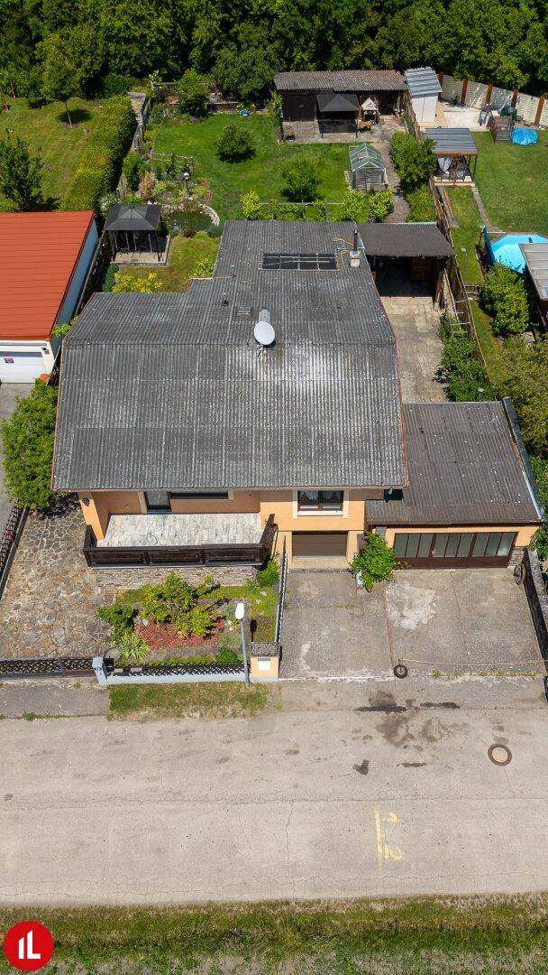Luftaufnahme des Anwesens mit Haus, Garten und umliegender grüner Landschaft.