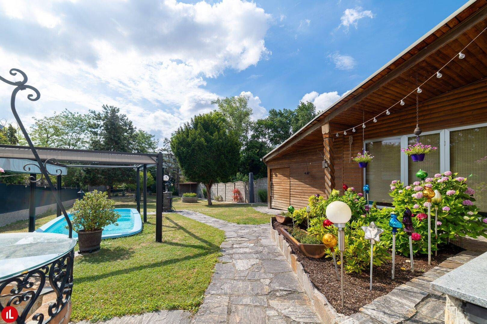 Sehr gepflegtes Wohnhaus mit Garten, Pool &amp; Wellnessbereich in Schwechat