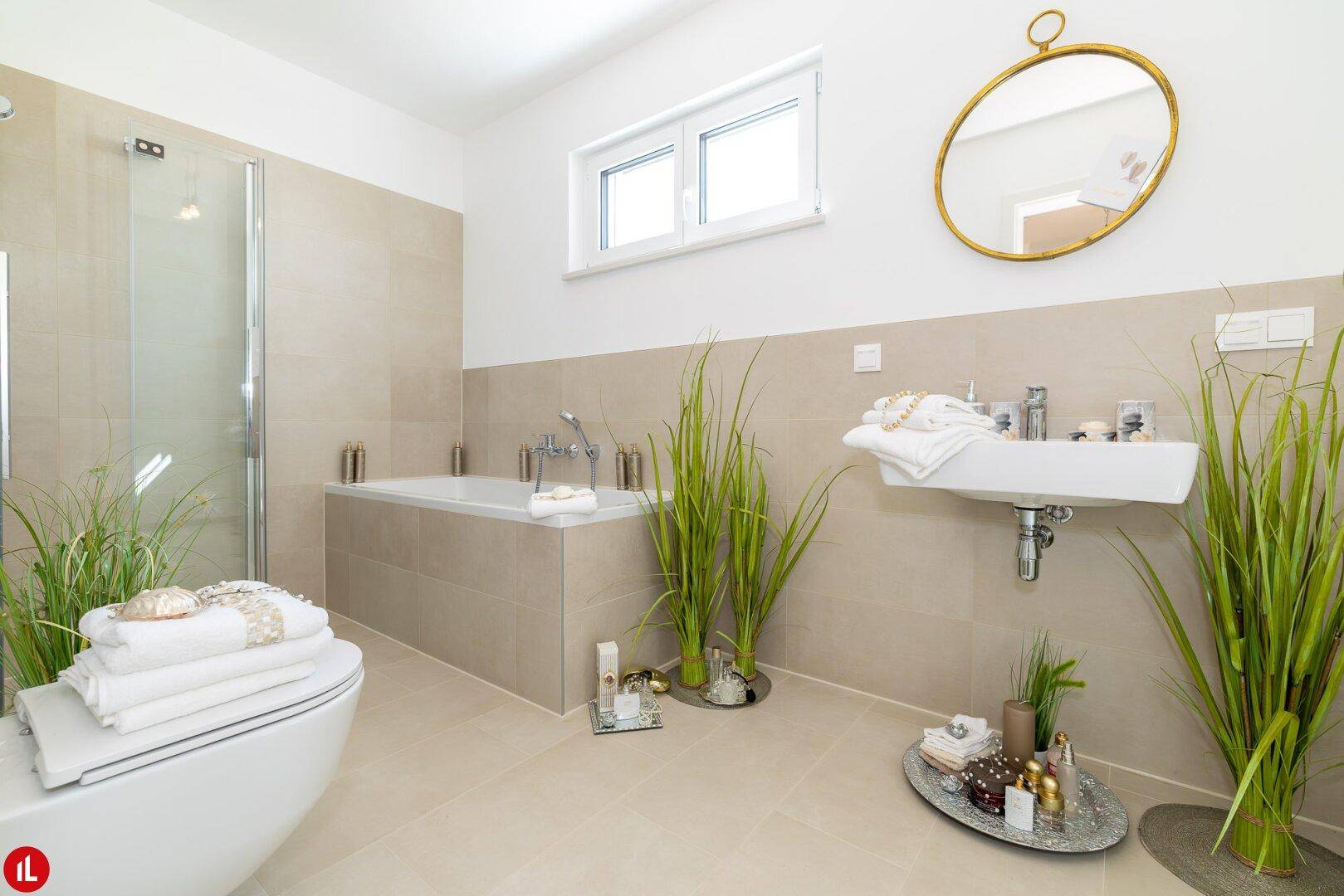 Modernes Badezimmer mit beigefarbenen Fliesen, Badewanne, Dusche und Fenster.