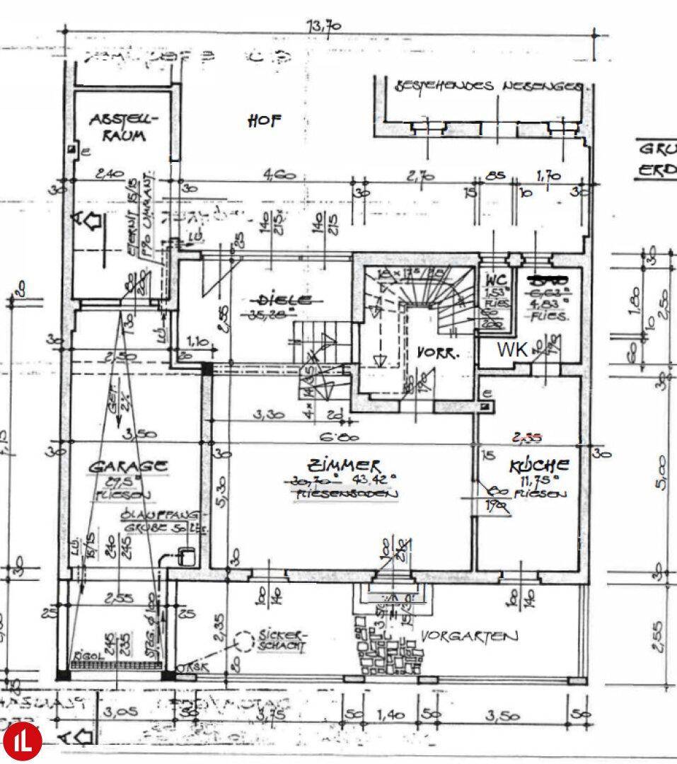 Grundriss des Erdgeschosses mit Garage, Küche, Zimmer und Abstellraum.
