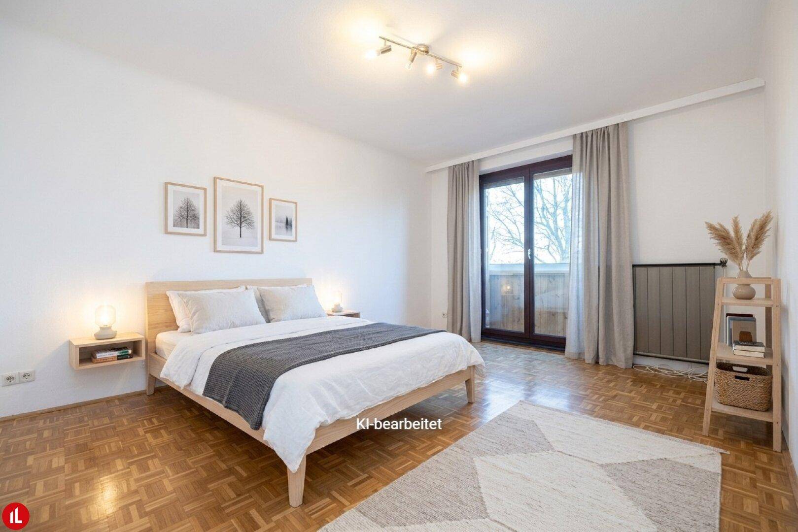 Helles Schlafzimmer mit Holzbett, Parkettboden und direktem Zugang zum Balkon.