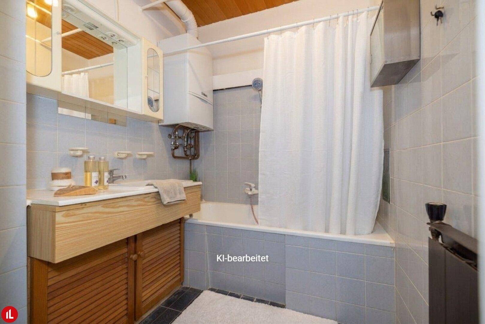 Badezimmer mit Badewanne, Duschvorhang, Einzelwaschbecken und hellblauen Fliesen.