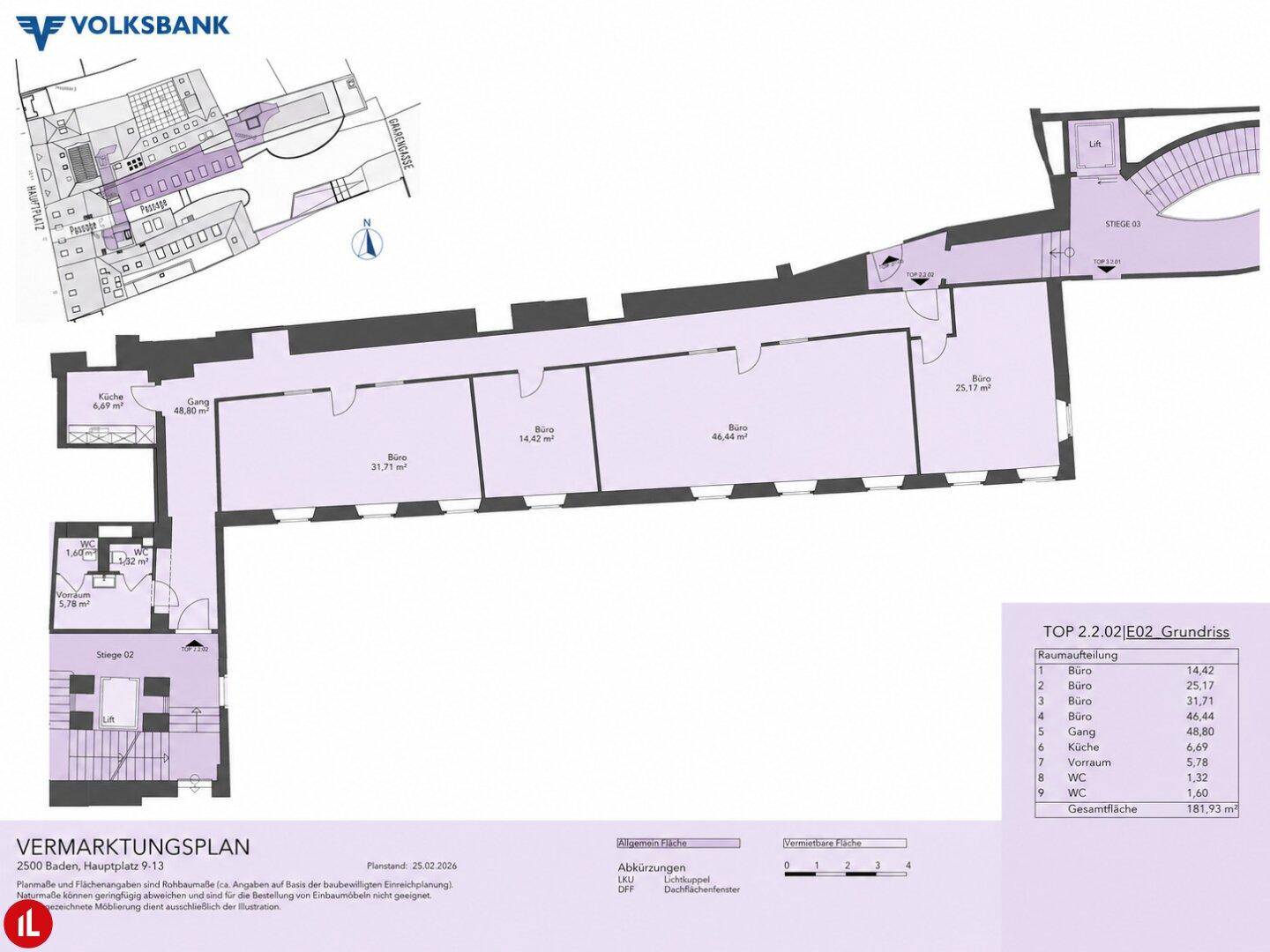 Detaillierter Grundrissplan mit mehreren Büroräumen, einer Küche, Flur und Toiletten, inklusive Aufzugzugang.