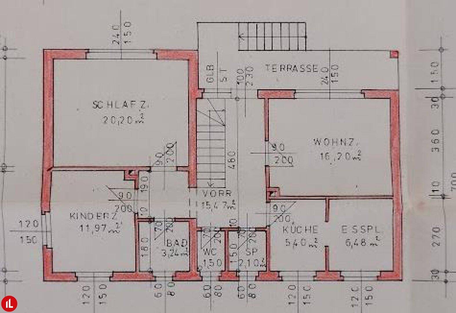 Handgezeichneter Grundriss des Erdgeschosses mit Schlafzimmer, Wohnzimmer, Küche und Terrasse.