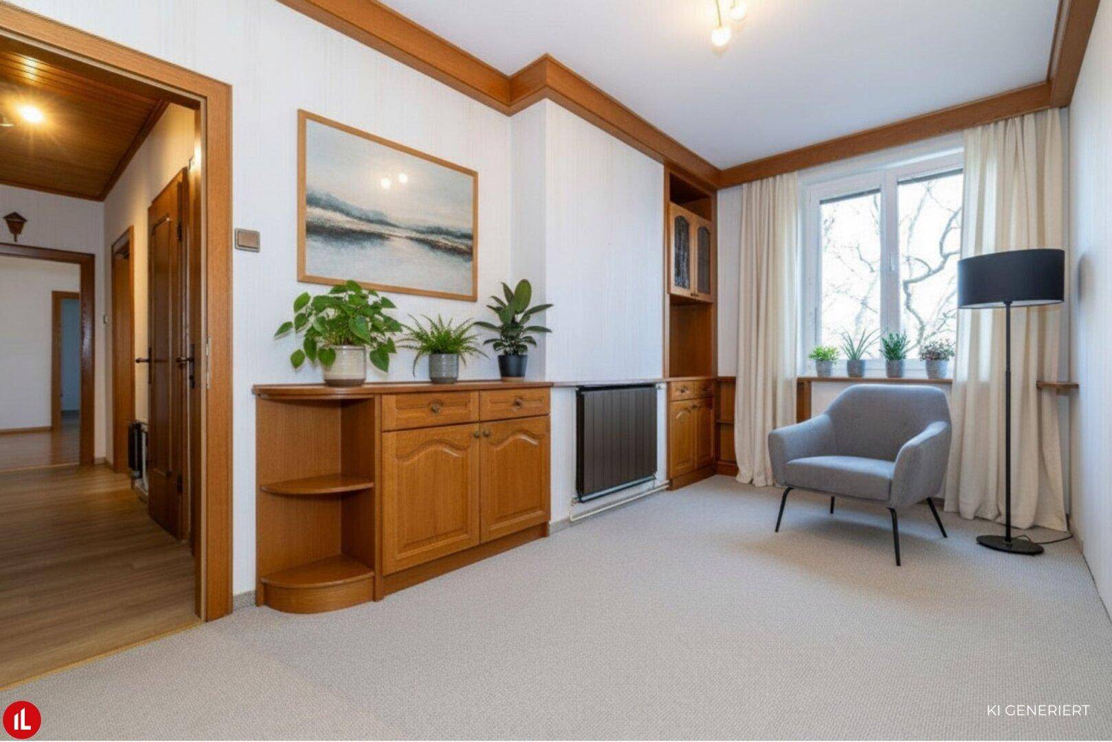 Helles Wohnzimmer mit Teppichboden, Holzvertäfelung und eingebauten Schränken.