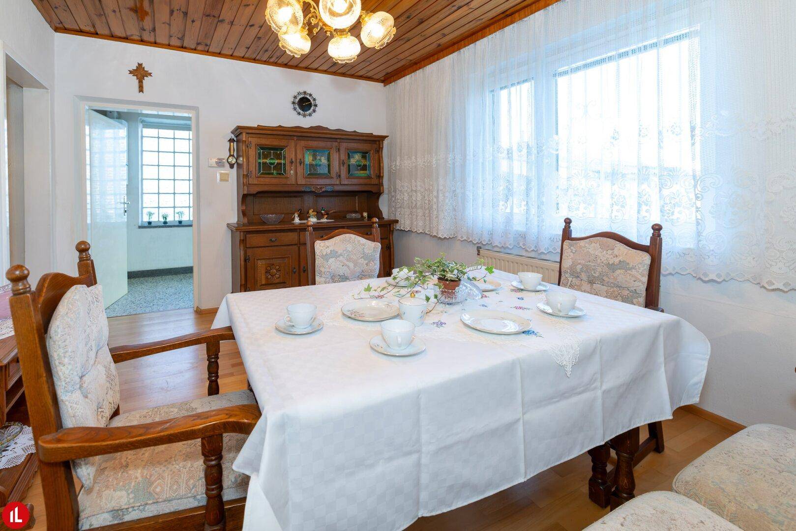 Esszimmer im traditionellen Stil mit Holztisch, Stühlen und Holzdecke, bietet viel Platz.
