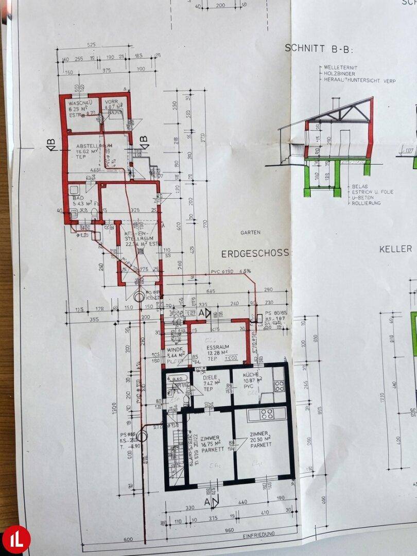 Detaillierter Grundriss des Erdgeschosses mit Raumaufteilung und Bemaßungen.