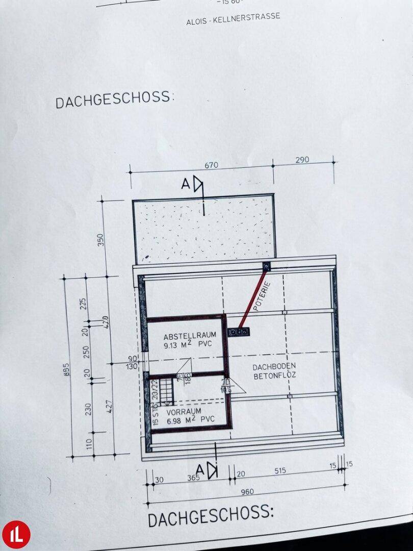 Grundriss des Dachgeschosses mit Abstellraum und Vorraum, inklusive Treppenaufgang.