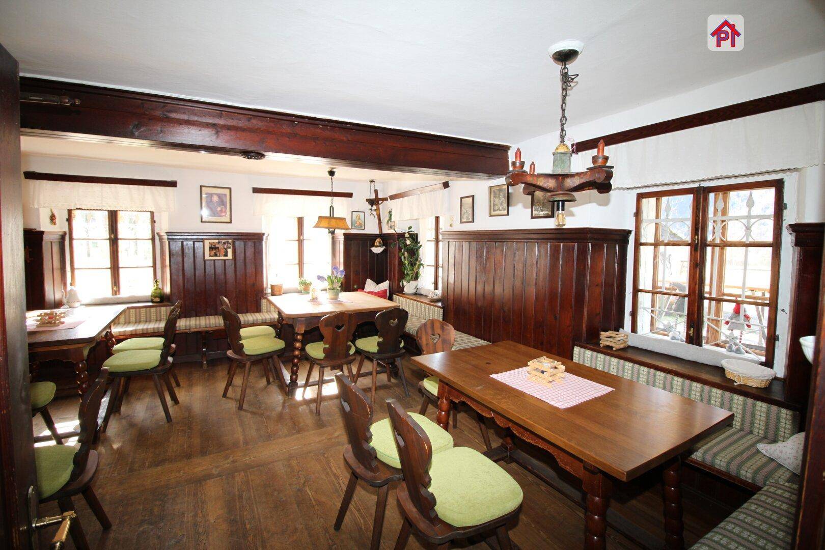 Ein weiterer Blick in den traditionellen Speisesaal mit rustikalen Holzmöbeln und einer warmen, einladenden Atmosphäre.