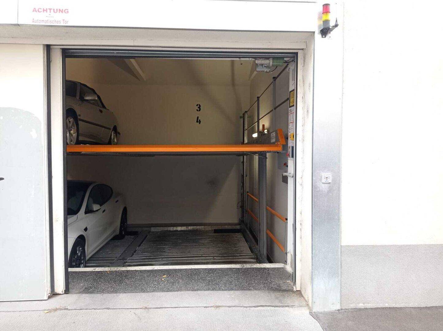 Offene Einfahrt zu einem automatischen Doppelparker mit zwei Stellplätzen.