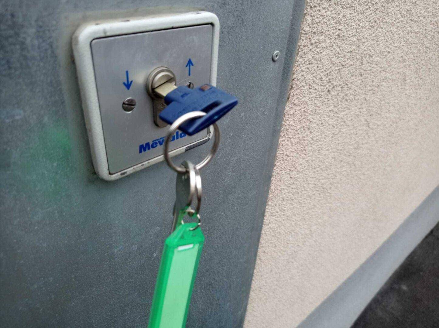 Schlüsselgesteuerte Steuerungseinheit für das automatische Parksystem an der Außenwand.