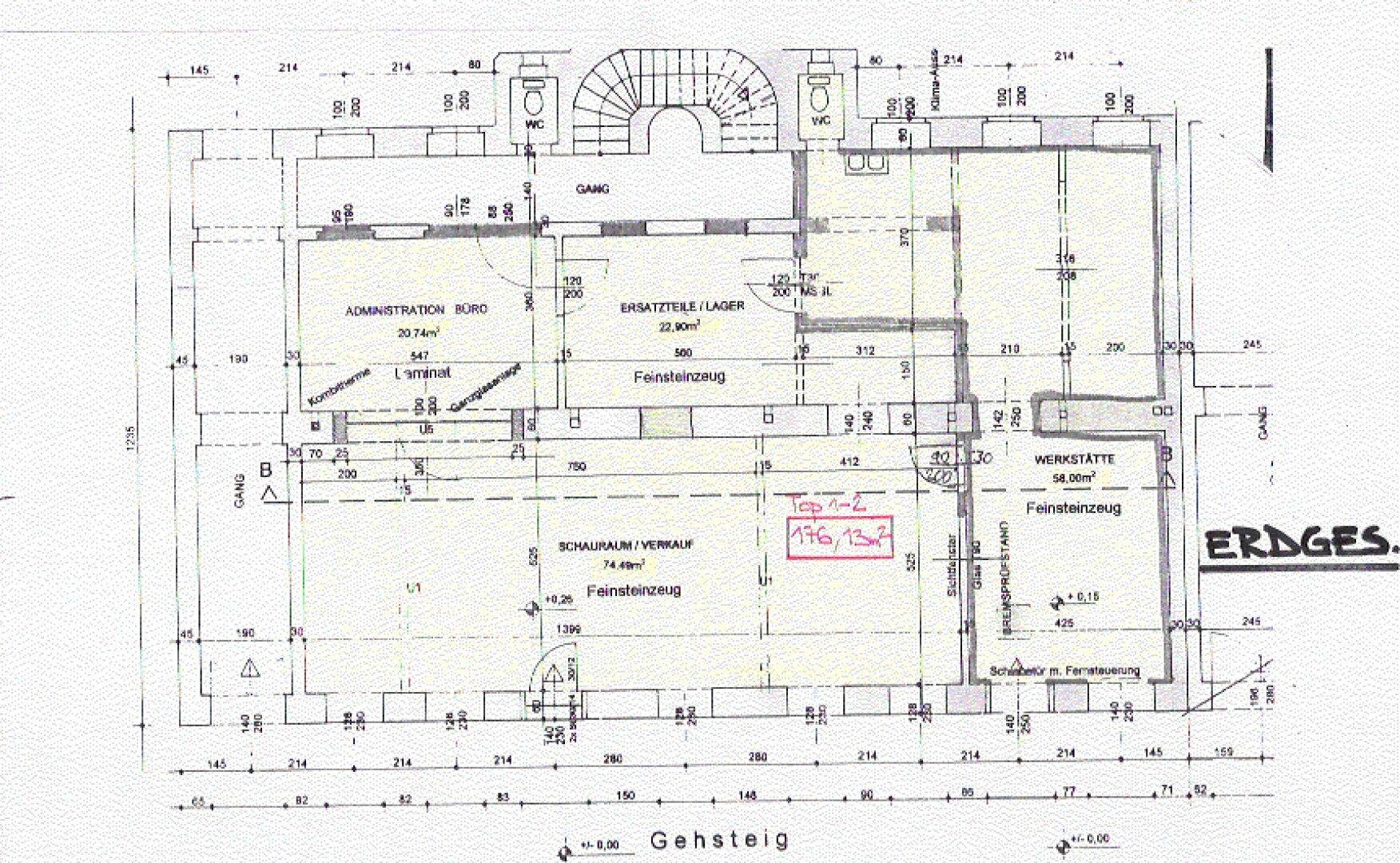 Grundriss des Erdgeschosses mit verschiedenen Gewerbeflächen wie Showroom, Lager und Werkstatt.
