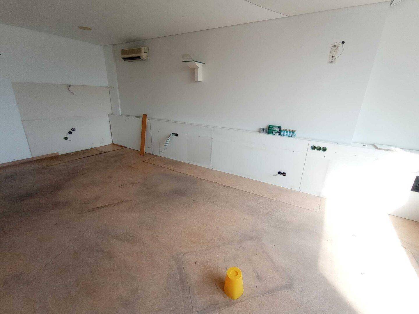 Raum mit Klimaanlage und vorbereiteten Anschlüssen, ideal für eine moderne Büroeinrichtung und flexible Nutzung.