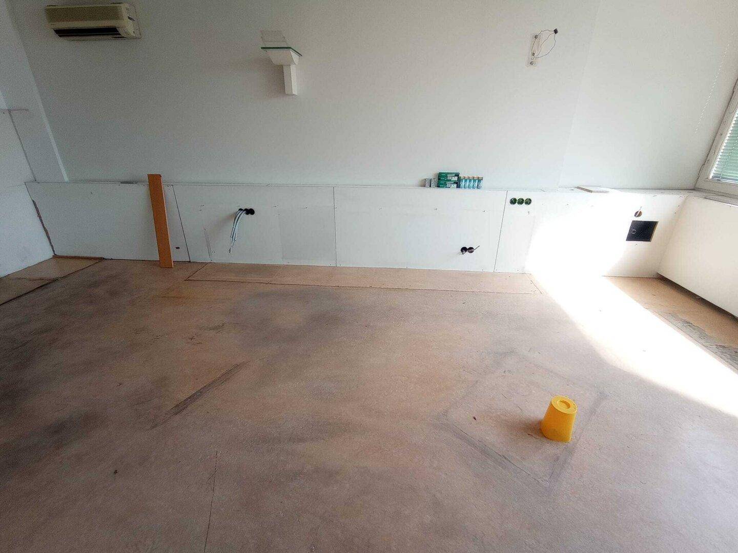 Innenraum mit Klimaanlage und freiliegenden Kabeln, bereit für den Ausbau und die Installation neuer Systeme.