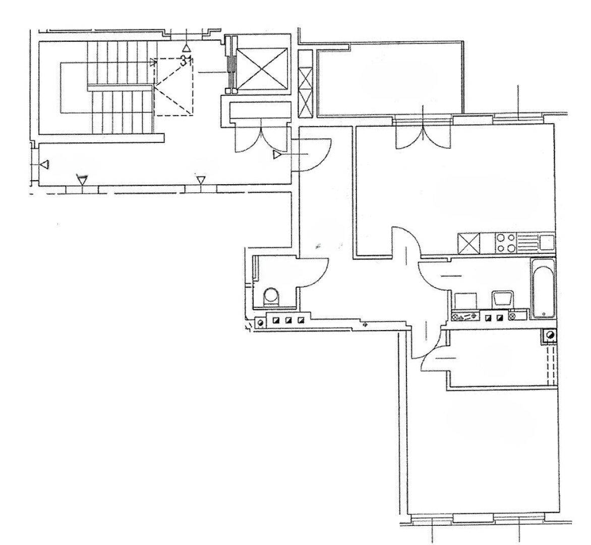 Grundrissplan einer Wohnung mit Treppenhaus, Aufzug, Küche, Bad und separatem WC.