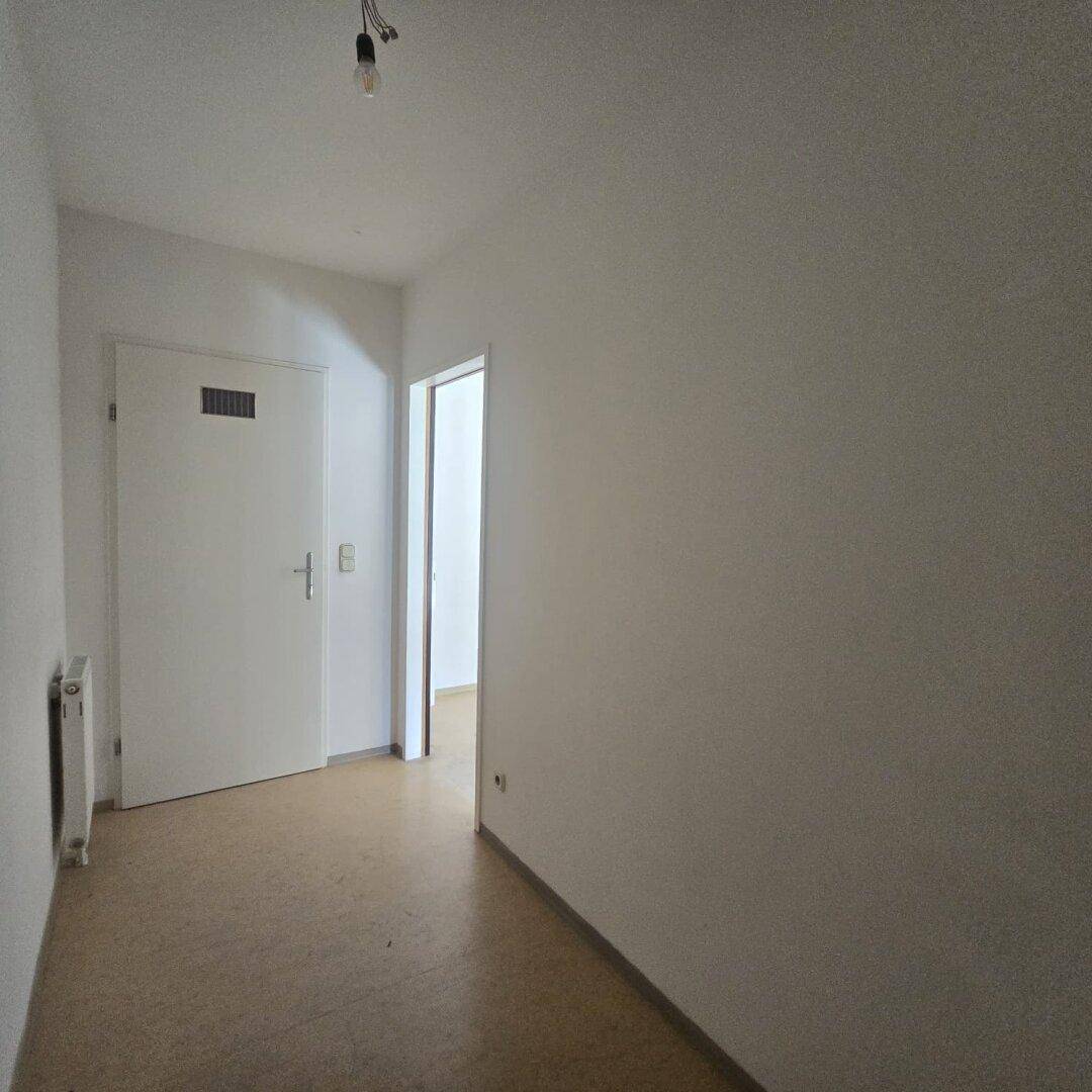 Eingangsbereich oder Flur mit hellen Wänden und Boden, bietet Zugang zu weiteren Räumen.