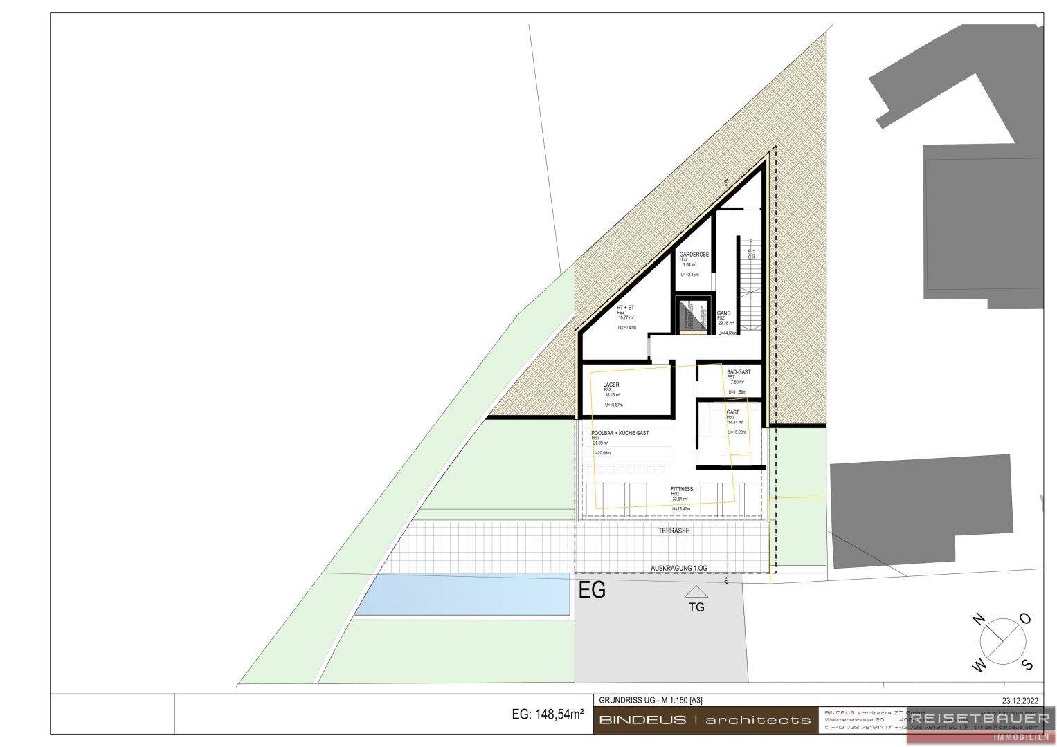 Grundriss des Erdgeschosses mit Fitnessbereich, großer Terrasse und direktem Zugang zum Außenpool.