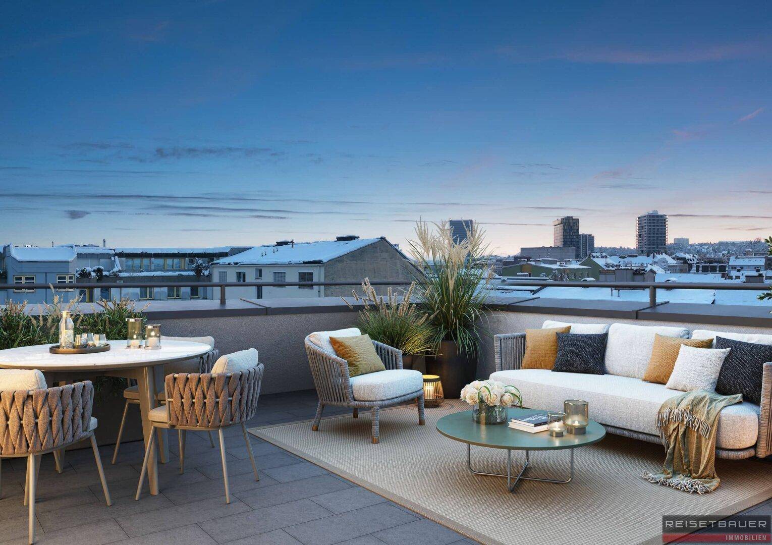Geräumige Dachterrasse mit Lounge-Möbeln und Blick über die Stadt bei Sonnenuntergang.