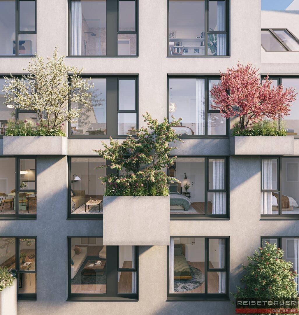 Detailansicht der modernen Fassade mit blühenden Bäumen auf den Balkonen und großen Fenstern.