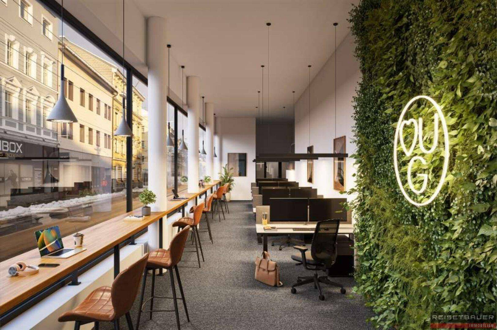 Modernes Büro mit großen Fenstern, Blick auf die Straße und vertikaler Begrünung an der Wand.