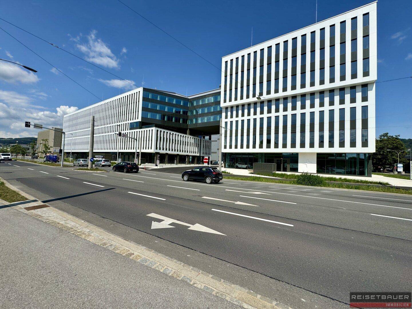 Architektonisch ansprechendes Bürogebäude mit mehreren Flügeln und einer klaren, modernen Linienführung.