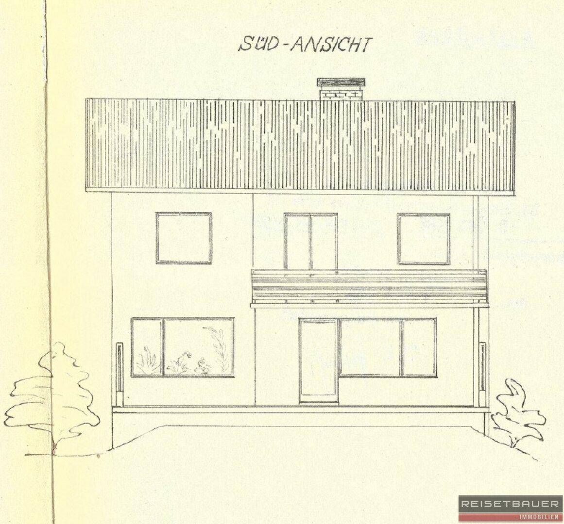 Süd-Ansicht des Gebäudes mit Balkon und Fenstern, zeigt die Fassadengestaltung.