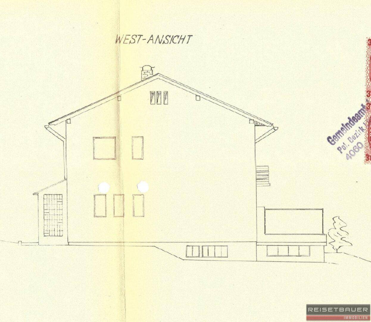 West-Ansicht des Hauses mit Giebeldach und verschiedenen Fensteranordnungen.
