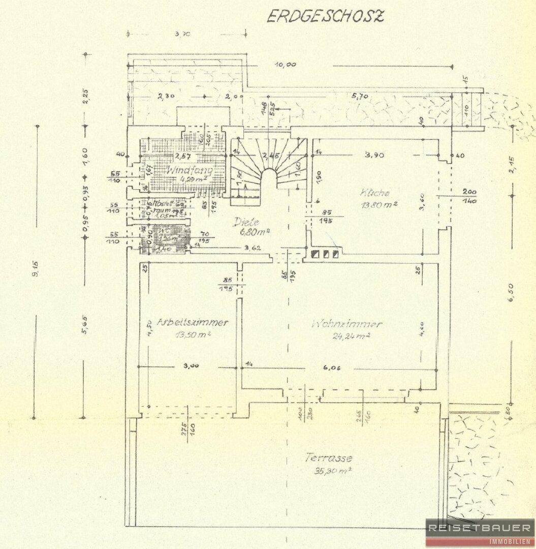 Grundriss des Erdgeschosses mit Küche, Wohnzimmer, Arbeitszimmer und Terrasse.