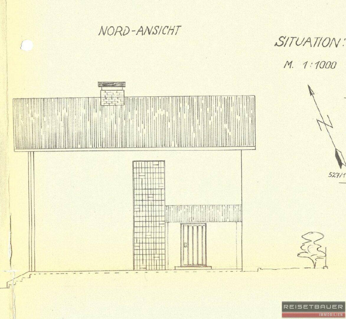 Nord-Ansicht des Gebäudes mit Eingangsbereich und schlichtem Fassadendesign.