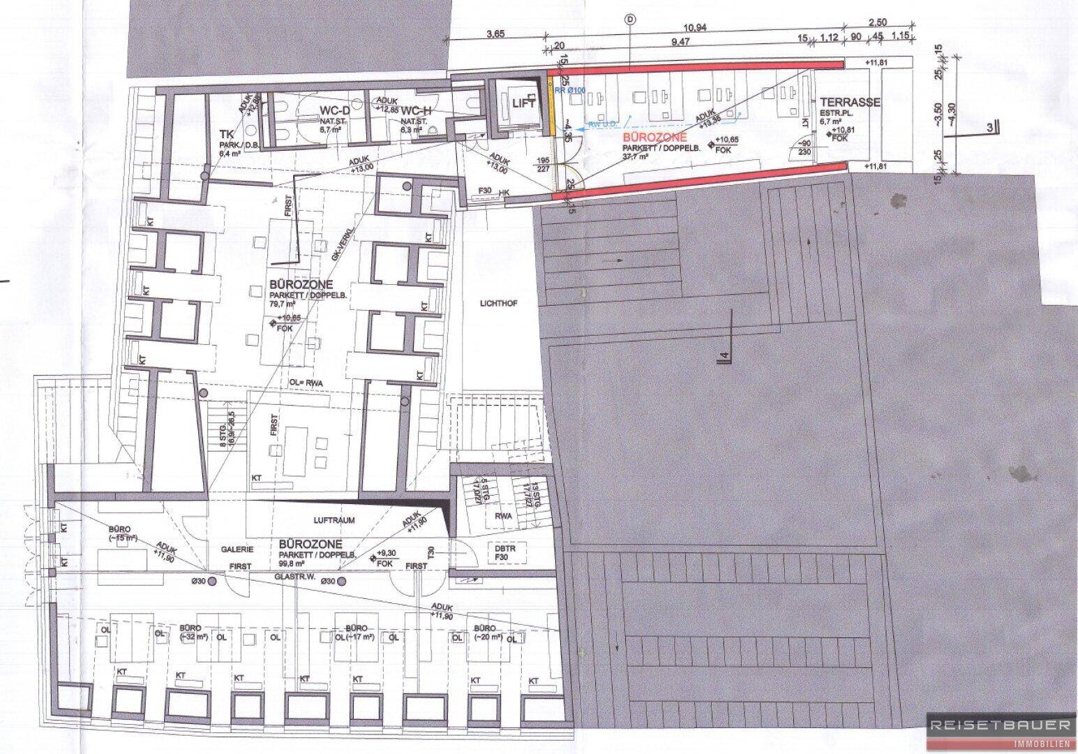 Detaillierter Grundriss einer Bürozone mit einer großen Terrasse, mehreren Büros und einem Aufzug.