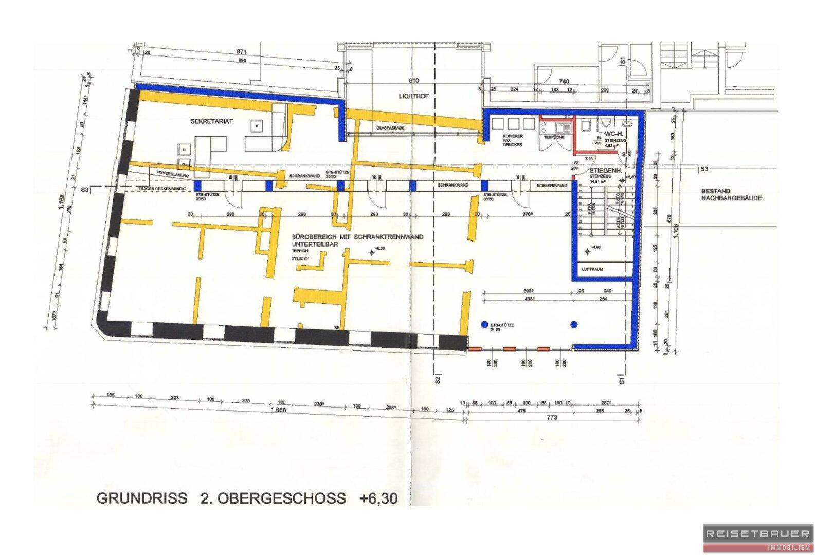 Grundriss des zweiten Obergeschosses mit Büroräumen, zentralem Treppenhaus und Sanitäranlagen.