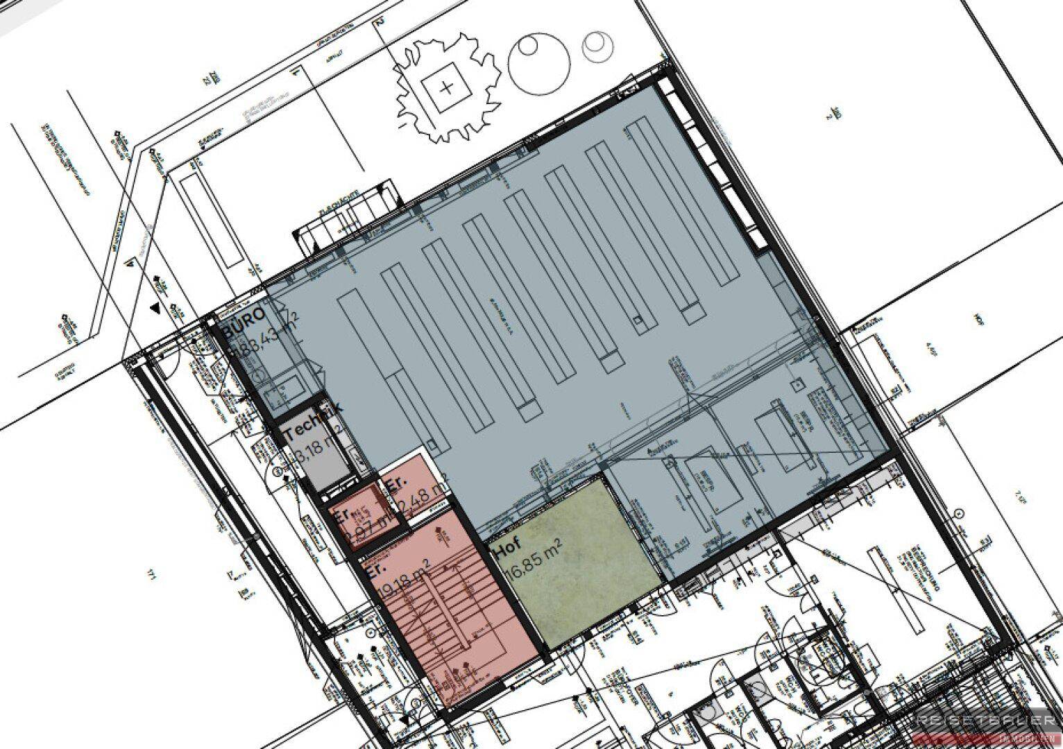 Detaillierter Grundrissplan mit Bürobereichen, Technikräumen und einem Innenhof.