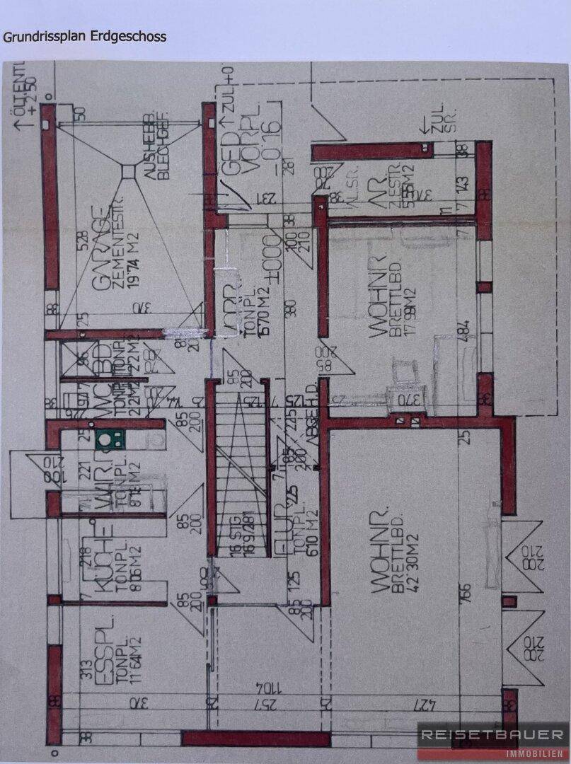 Grundriss des Erdgeschosses mit Wohnbereichen, Küche, Essplatz und Garage.