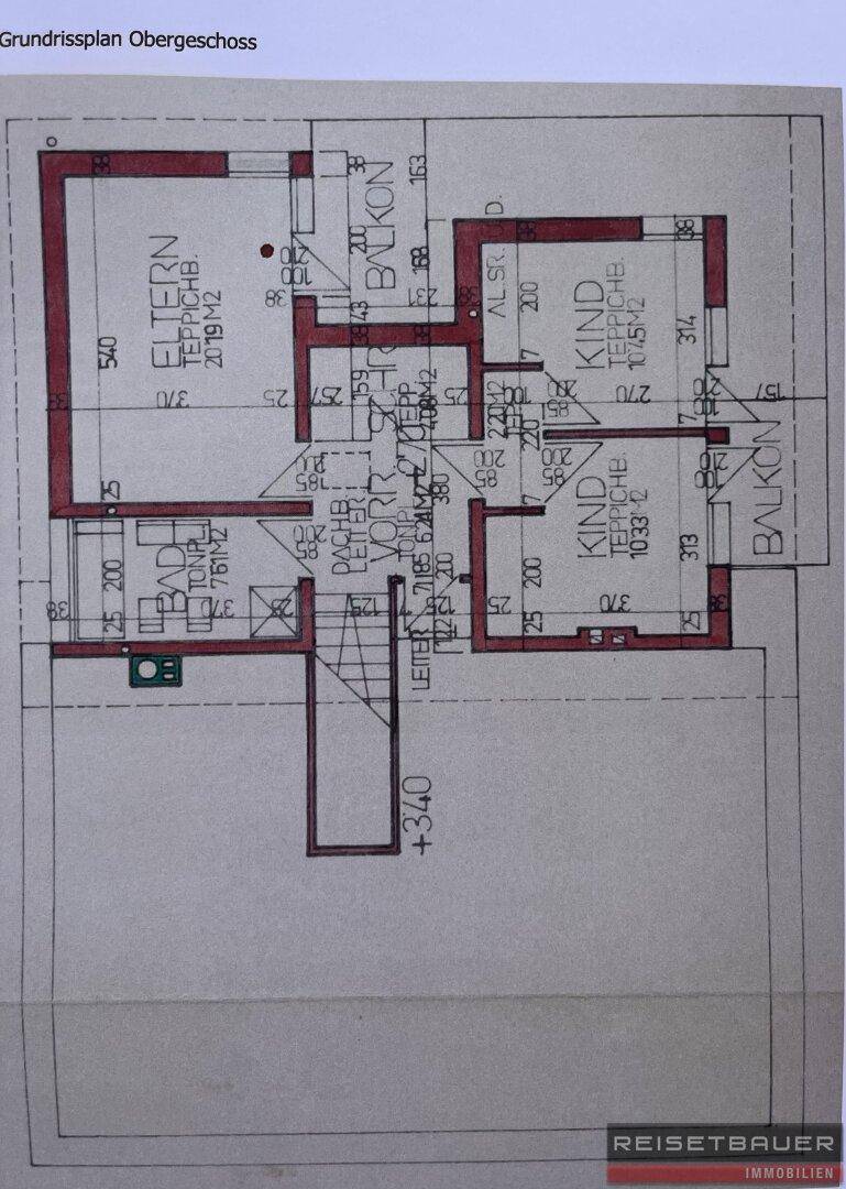 Grundriss des Obergeschosses mit Schlafzimmern, Bad und Balkonen.