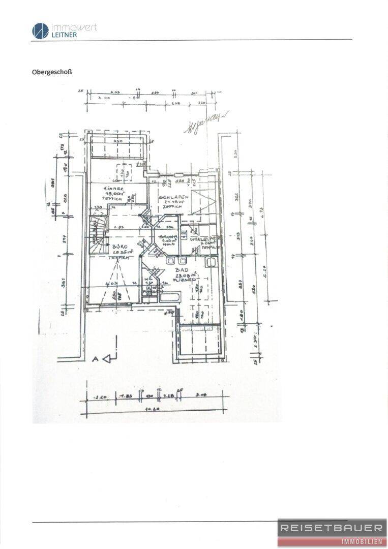 Grundriss des Obergeschosses mit Schlafzimmern, zwei Bädern und einem begehbaren Kleiderschrank.