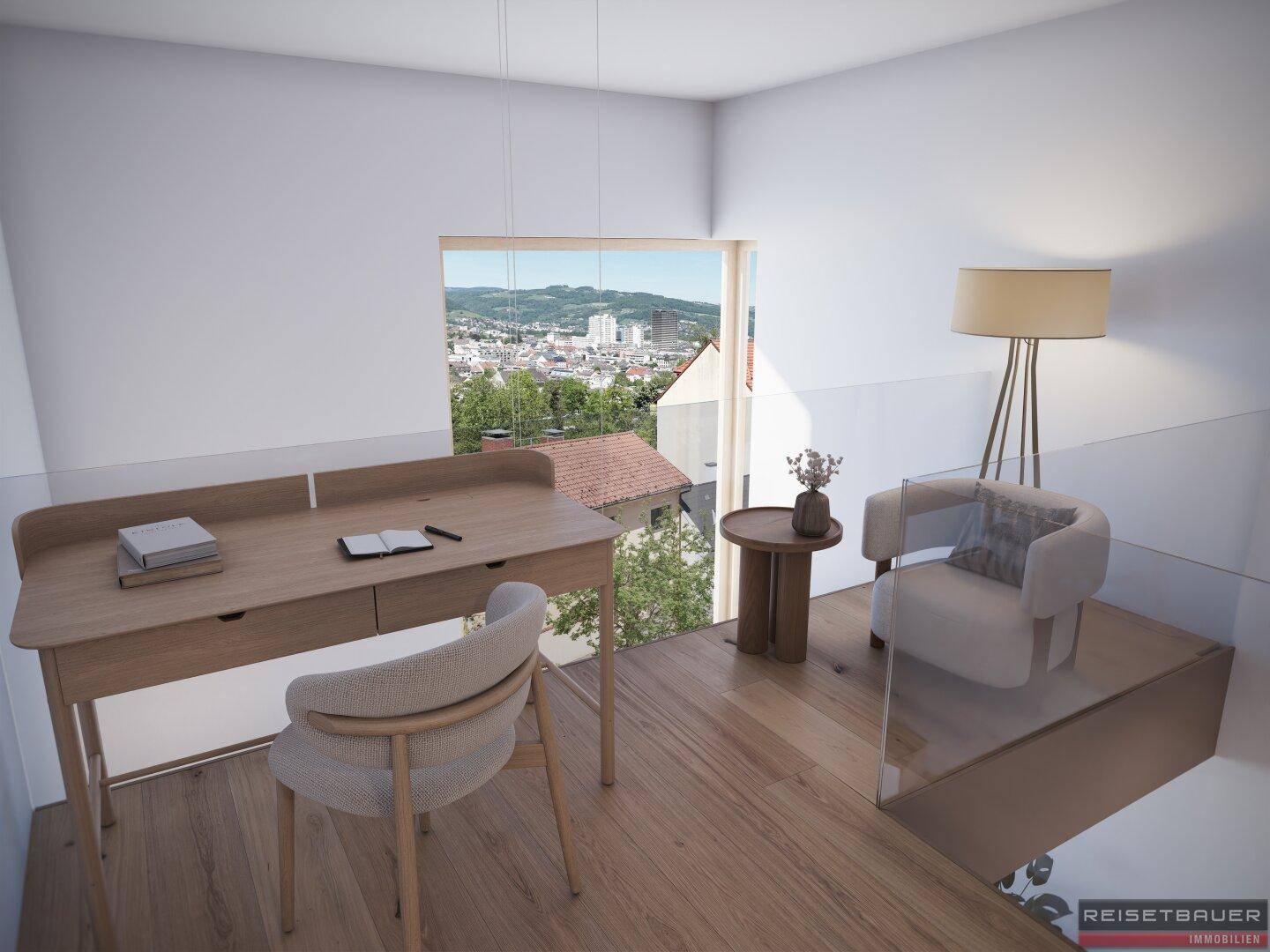 Helles Arbeitszimmer mit Holzboden, großem Fenster und Blick auf die Stadt.
