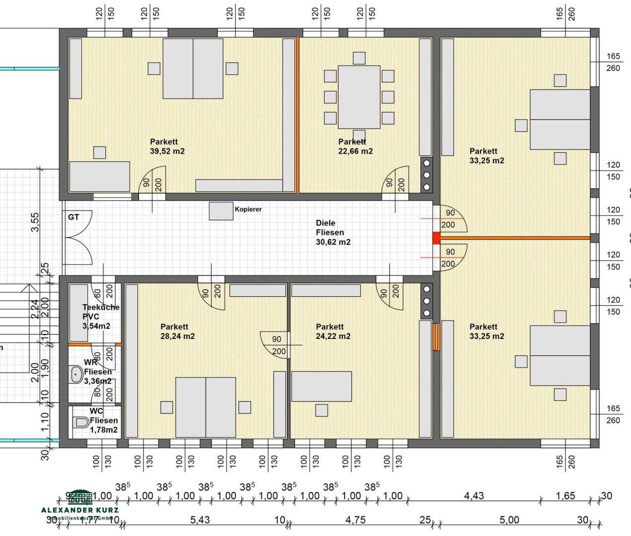 Detaillierter Grundriss einer Etage mit mehreren Büroräumen, Fliesen in der Diele und Parkettböden.