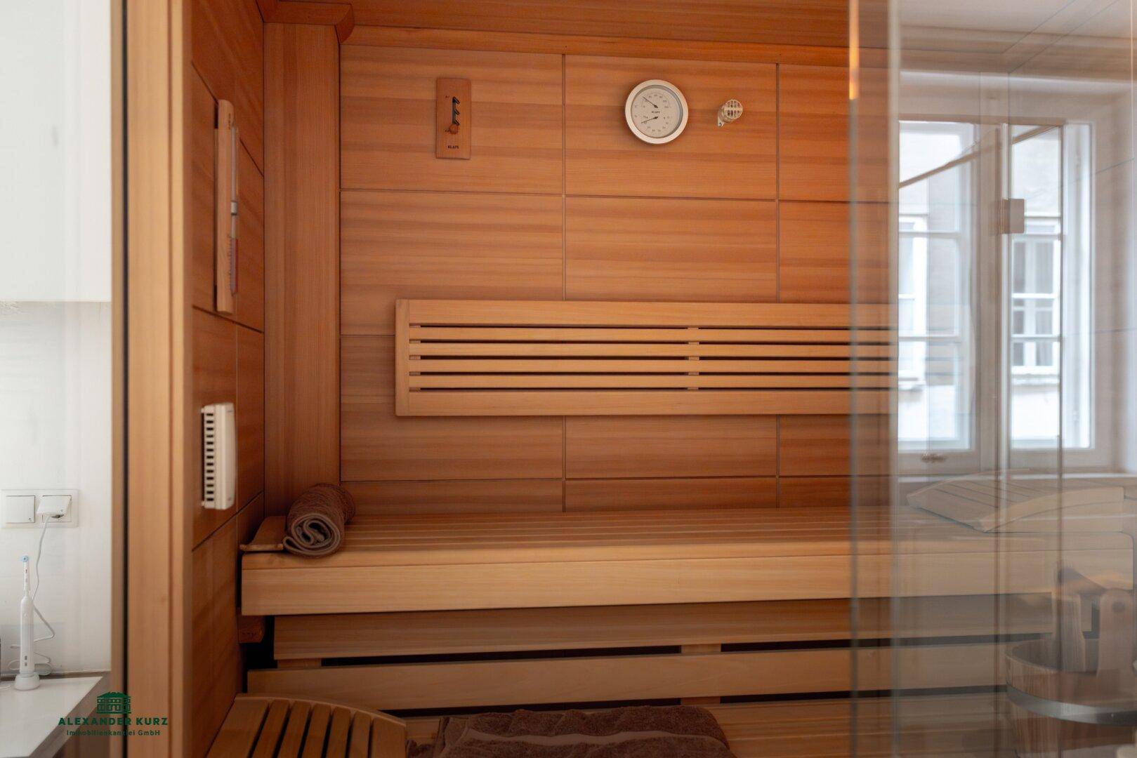 Gemütliche Holzsauna mit Bänken und einem Fenster, ideal zur Entspannung nach einem langen Tag.