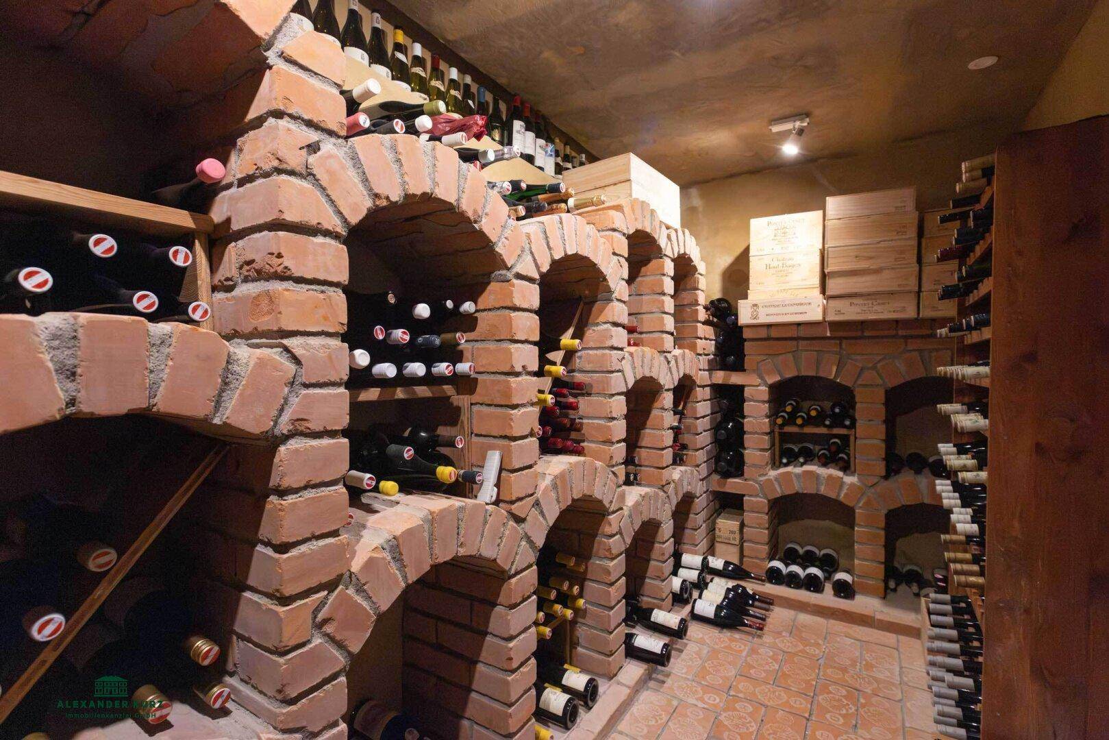 Rustikaler Weinkeller mit Ziegelgewölben und zahlreichen Weinregalen für die Lagerung.