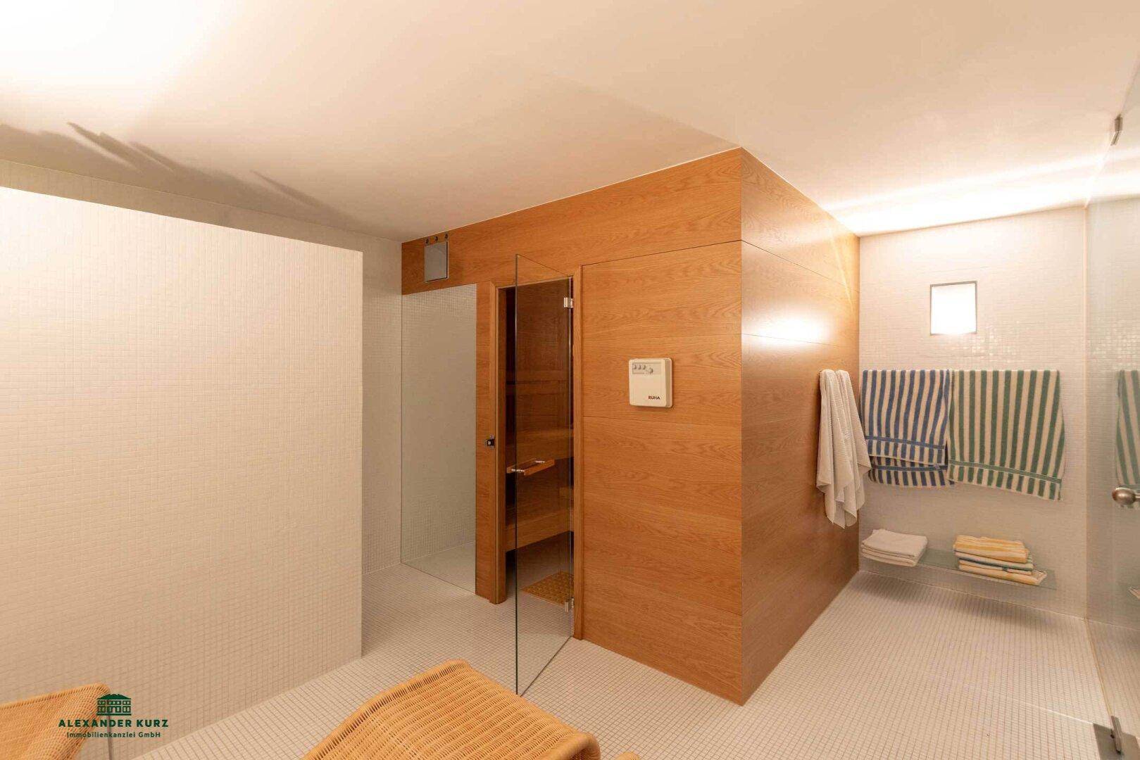Moderne Sauna mit Holzverkleidung, Glasfront und Entspannungsbereich.