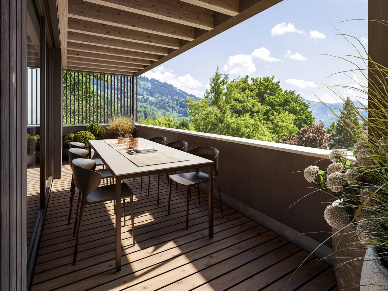 Geräumiger Balkon mit Holzboden, Esstisch und Stühlen, bietet einen malerischen Bergblick.